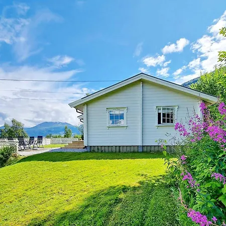4 Person In Utvik-by Traum
