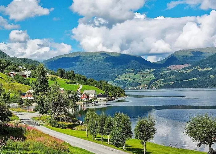 4 Person In Utvik-by Traum